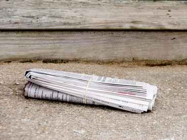 Zeitung auf dem Boden