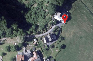 Luftbild mit Markierung für den GPS-Referenzpunkt am Westerwaldsteig