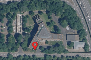 Luftbild mit Markierung für den GPS-Referenzpunkt am Gebäude des LVermGeo in Koblenz